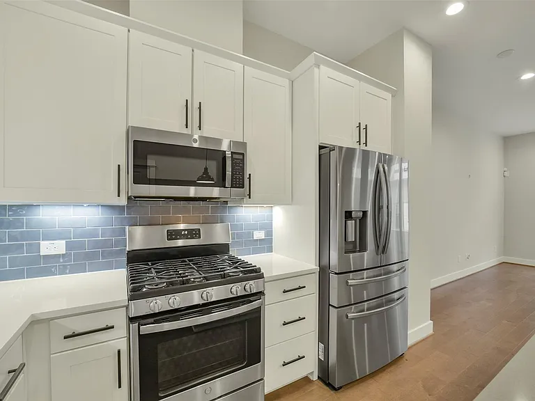 760 W Donovan St — Photo 14
