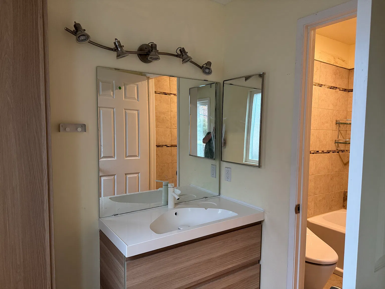 3 bed, 2.5 bath, 1240 sqft, $4,200 — Photo 4