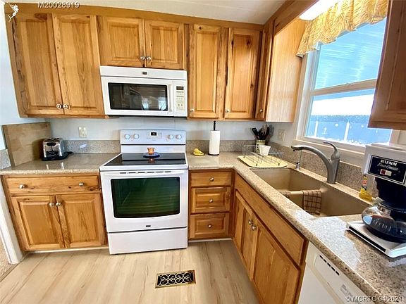 2nd image of 4735 NE Blue Heron Ln
