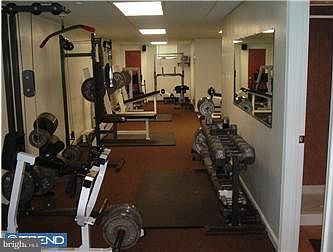 4th image of 502 E Roosevelt Blvd