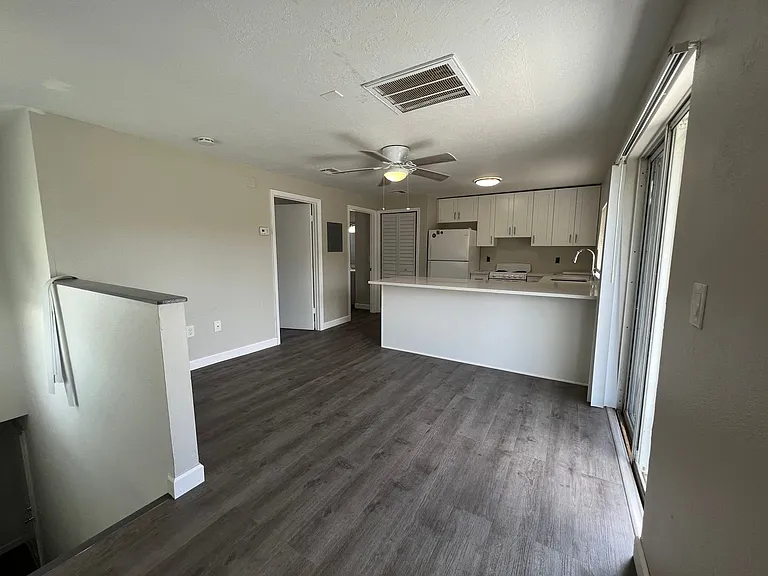 2041 Agora — Photo 8