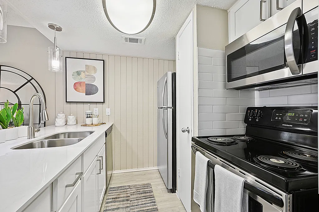 Lexington Apartment Homes — Photo 2
