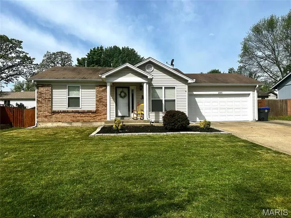 2307 Longmont Dr, O'Fallon, MO 63368