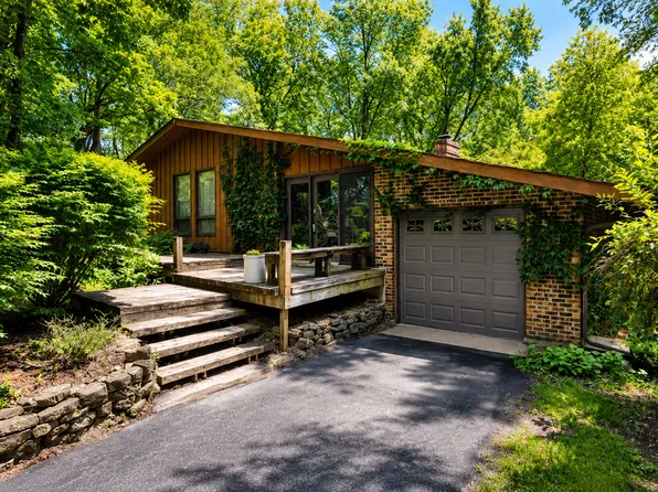 3N353 Pine Hills Rd, St Charles, IL 60175
