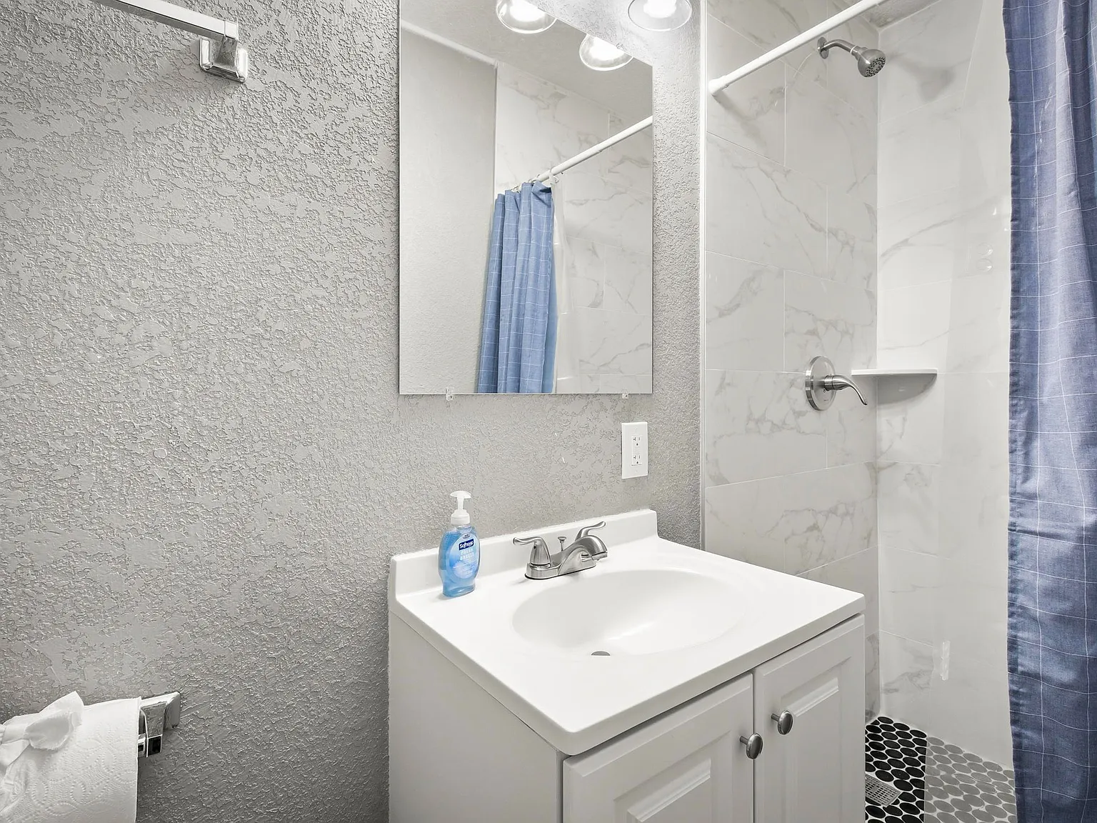 4 bed, 3.0 bath, 2187 sqft, $957 — Photo 2