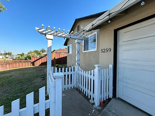 5259 Meridian Ave Photo 1