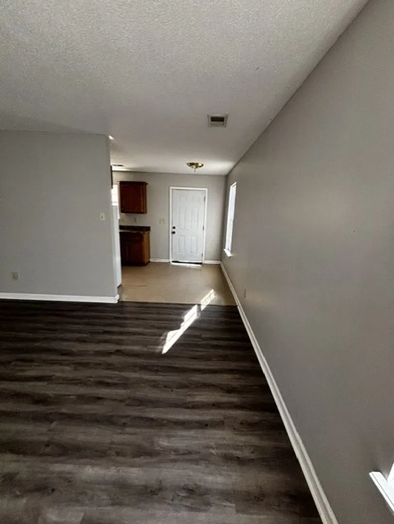 106 Hines Blvd — Photo 4