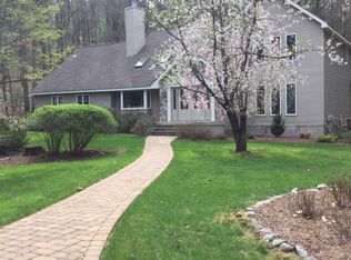 106 Valley Ct, Milford, PA 18337