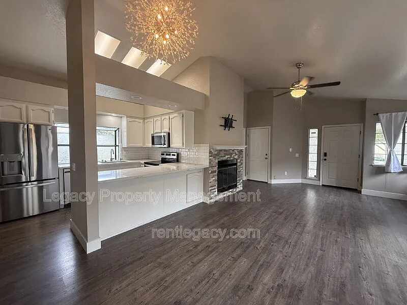 3 bed, 2.0 bath, 1124 sqft, $2,695 — Photo 3