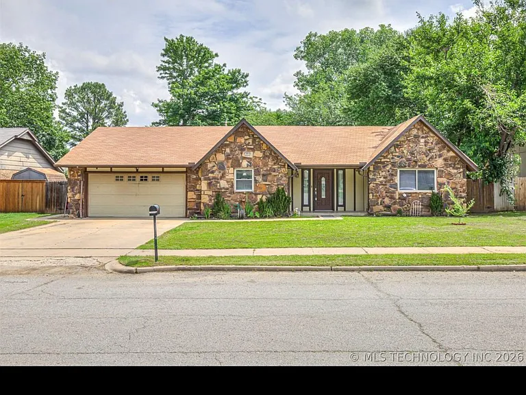 205 Fox Run Cir — Photo 1