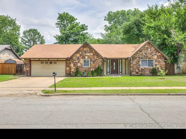 205 Fox Run Cir, Jenks, OK 74037