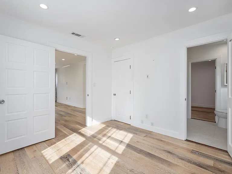 7715 Lexington Ave — Photo 16