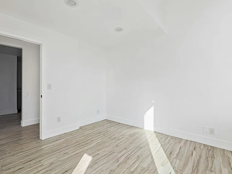850 N Van Ness Ave #2 — Photo 14