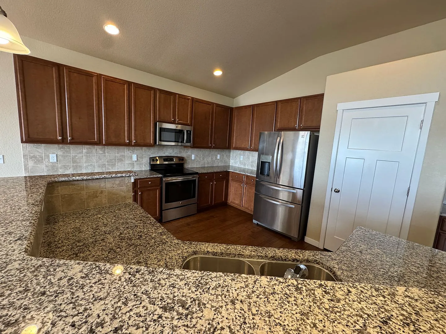 Spacious 5-Bedroom Ranch-Style Home with Entertainer's Basement and 3-Car Garage — Photo 4