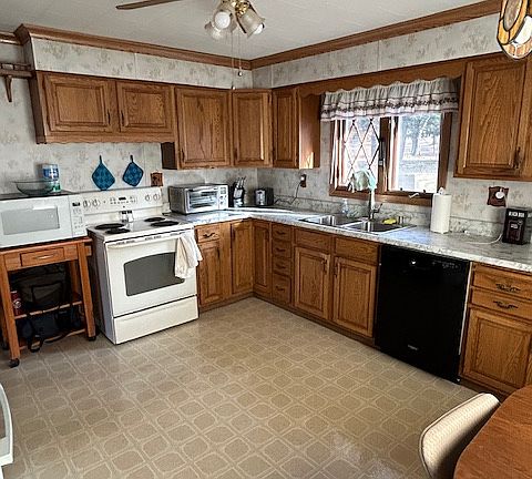 Kitchen - dated but everything works