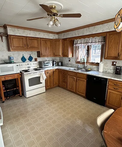 Kitchen - dated but everything works