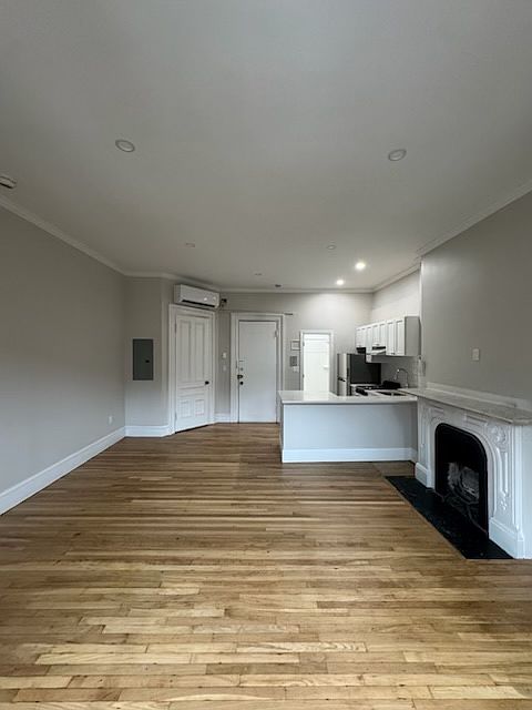 2nd image of 309 Beacon St APT 5