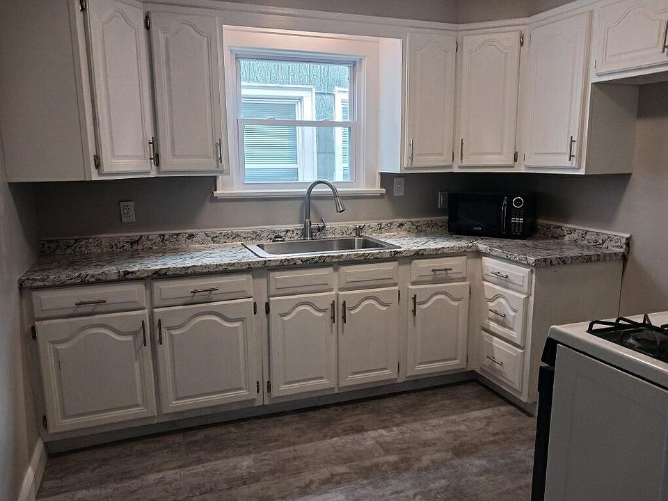 1st image of 59 Parkwood Ave Floor 1