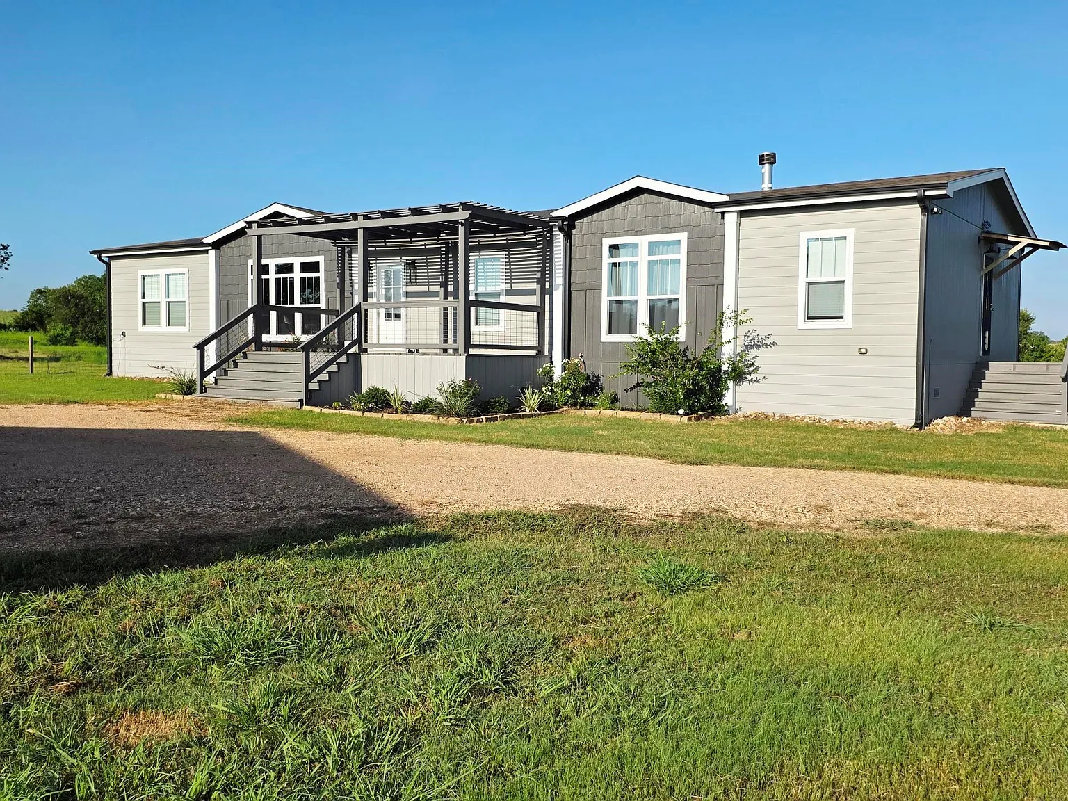 4 bed, 3.0 bath, 2314 sqft, $3,000 — Photo 1