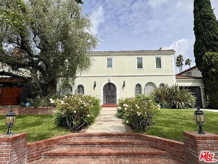 414 N Las Palmas Ave — Photo 1