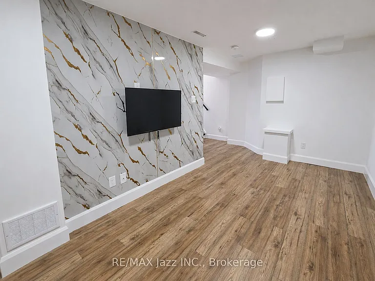 9 Maconnachie Pl #LOWER — Photo 7