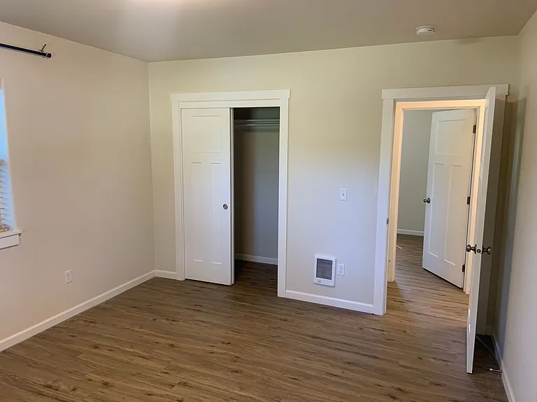 702 College St — Photo 12