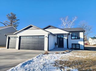 20 8th St NE, Plainview, MN 55964