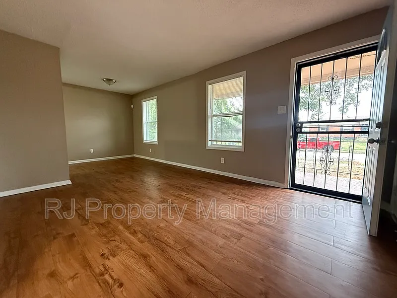 3 bed, 1.0 bath, 888 sqft, $995 — Photo 2