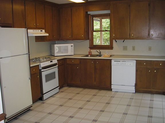 Big kitchen with gas range & enough space for a work table