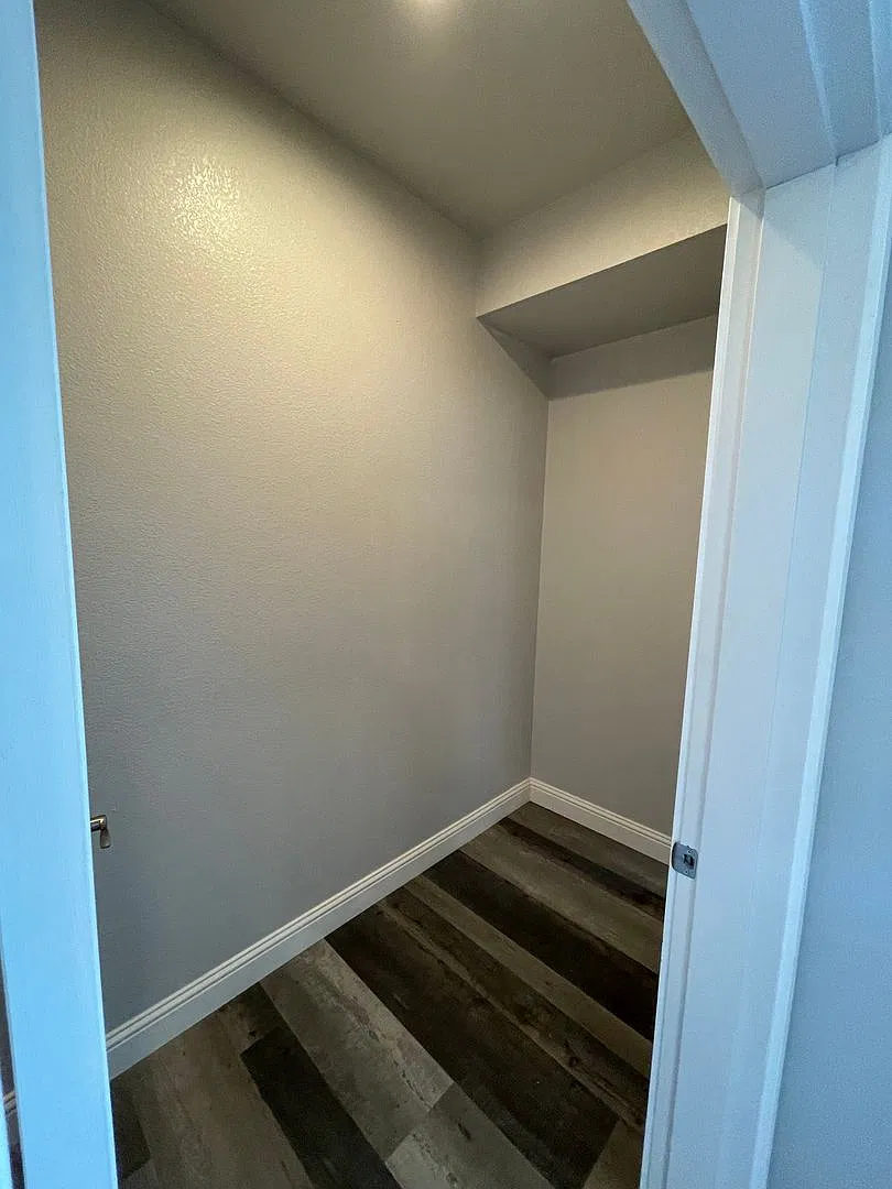 Entertainers delight, 3bdrm 2.5 bath home with garage and fenced yard and RV parking — Photo 3