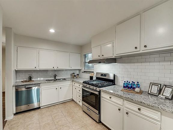 3rd image of 811 Milam Dr
