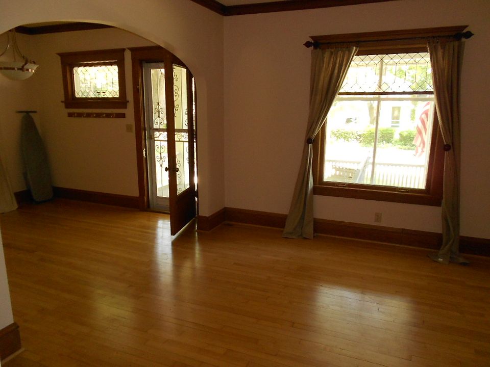 2nd image of 40 Monroe St