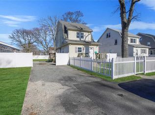 47 Chapman Pl, Bay Shore, NY 11706