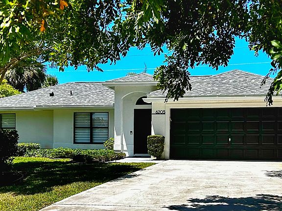 Beautiful, spacious 3/2 house