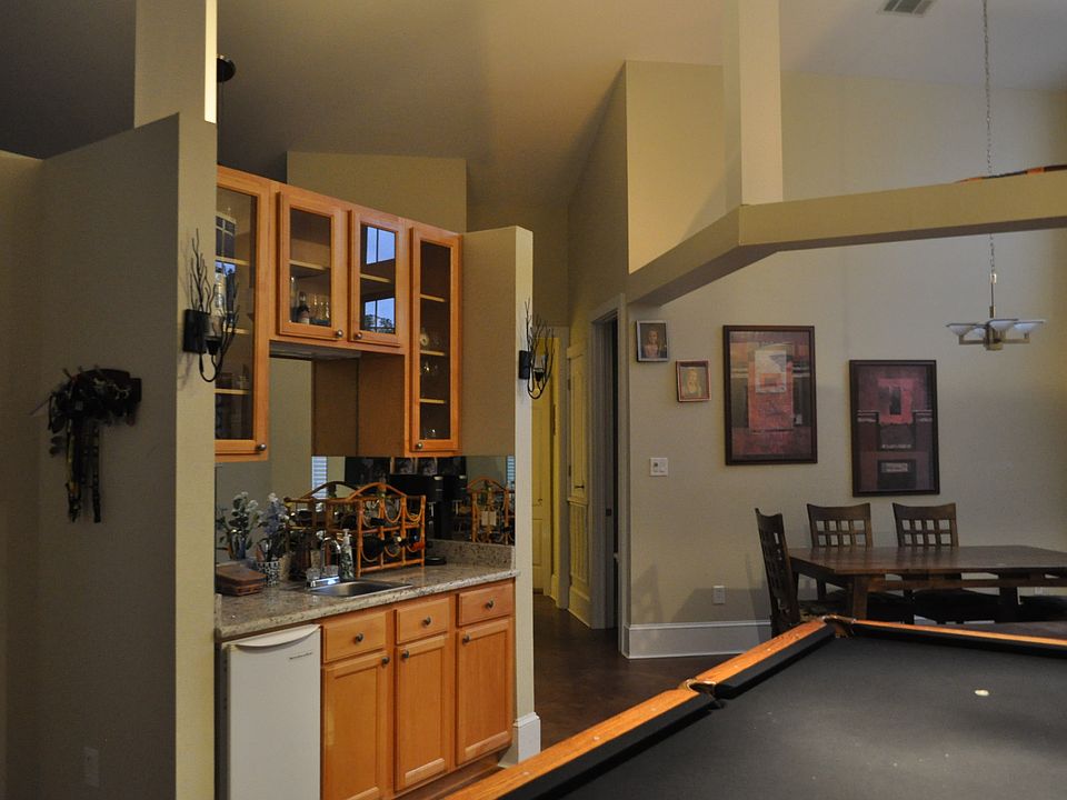 Bar, pool table, D/R