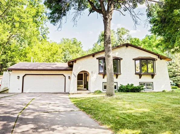 1992 Stanich Ct, Saint Paul, MN 55109