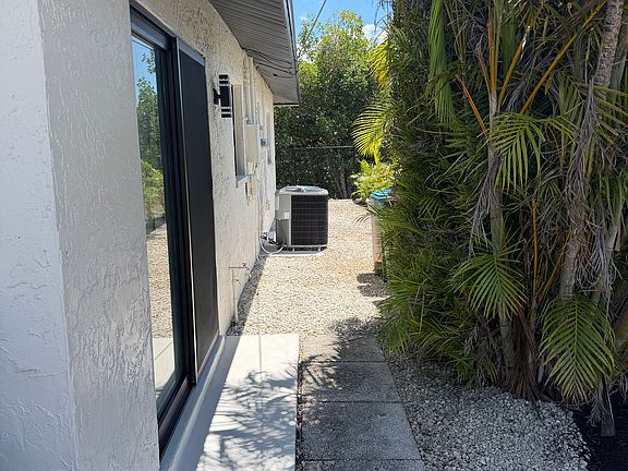 3rd image of 906 SE 14th Ter APT B