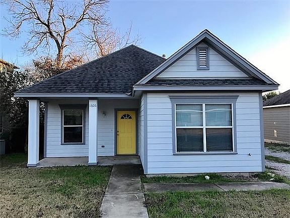 Just blocks from Southwestern University, this adorable 3/2