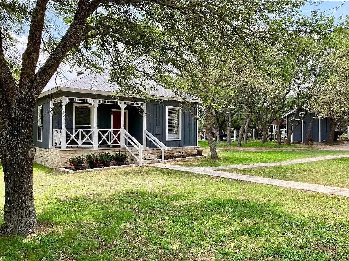 2 bed, 1.0 bath, 888 sqft, $3,900 — Photo 1