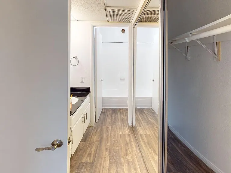 The Lodge at Porter Ranch Apartments — Photo 17