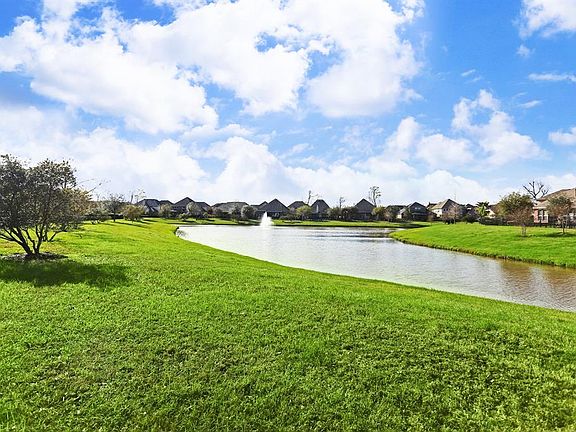 Such a relaxing view with view of fountain/lake right behind your new place to call home!