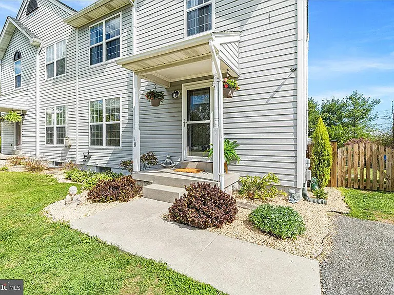 18 Robindale Dr — Photo 2