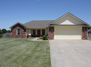 805 E 9th St, Grove, OK 74344