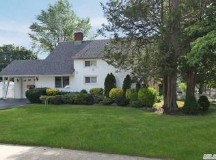 2 Forest Ln, Westbury, NY 11590