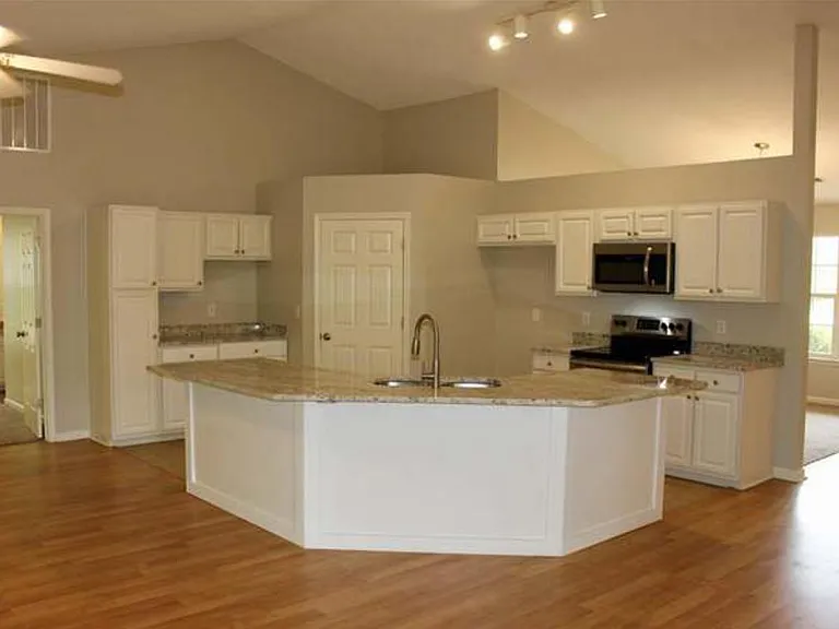 216 Rivers Edge Dr — Photo 2