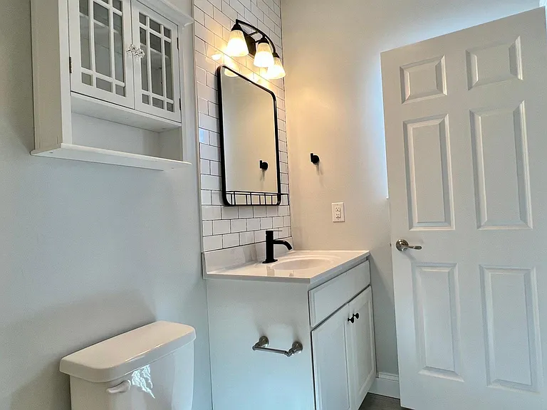Upstairs secondary full bath.