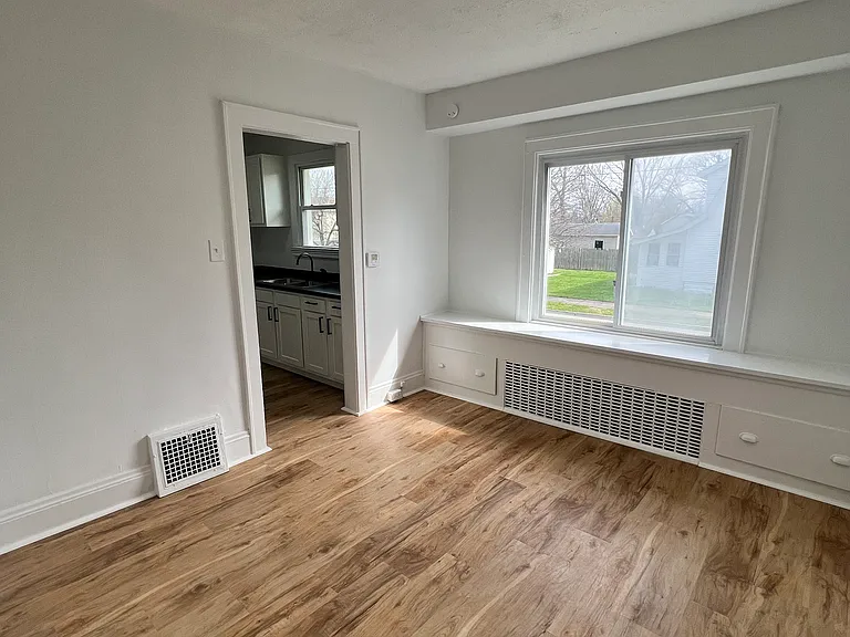 725 Hudson Ave — Photo 5