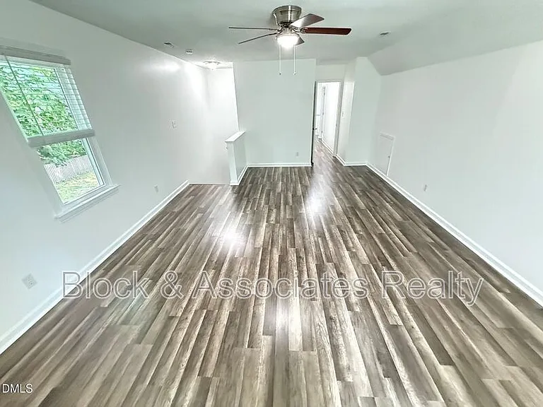 401 Holly Berry Ln — Photo 31