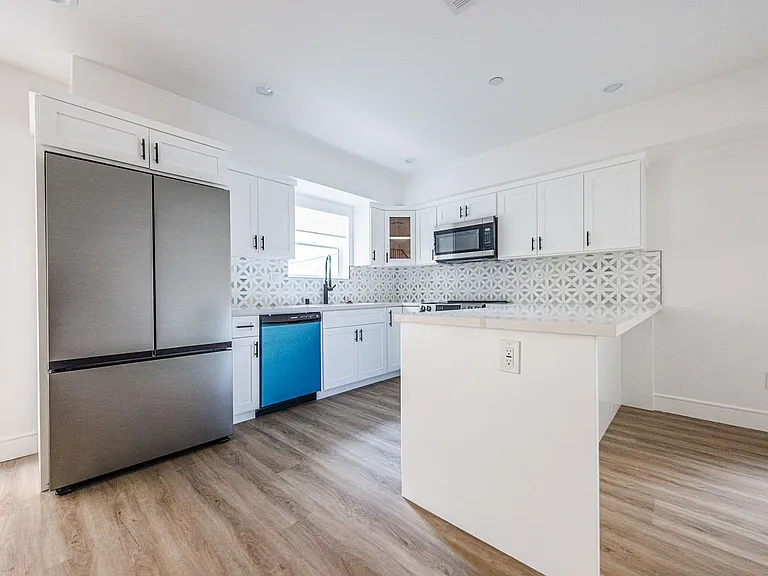 1241 N Sycamore Ave — Photo 28
