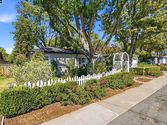 4th image of 148 Roslyn Dr
